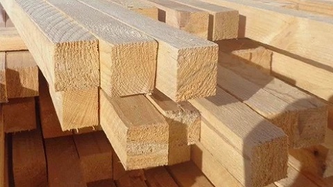 Брусок монтажный в ассортименте способен долго выдерживать значительную нагрузку, а при правильной обработке антипиренами не подвержен возгоранию. 